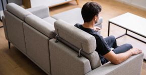 5 pontos que todo sofá precisa ter para não prejudicar a coluna