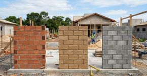 Qual tijolo é mais adequado para construir uma casa: o tijolo ocasional, o tijolo de solo-cimento ou o bloco de concreto?