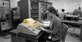 Em 1969, dois computadores tentaram trocar uma palavra e o sistema travou no meio, criando por acaso uma das mensagens mais famosas da tecnologia