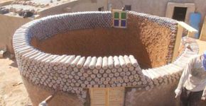 Refugiado cria casa mais resistente ao deserto com garrafas PET