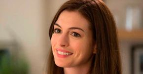 Anne Hathaway usa vestido comprado em brechó e é elogiada