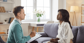 Psicólogo, psiquiatra ou os dois? Entenda as diferenças e quando buscar ajuda