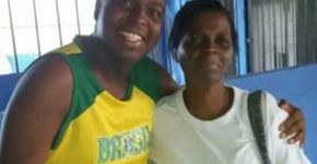 Filho leva mãe para o 1º dia de aula dela e enche a web de amor