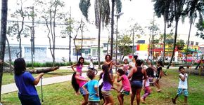 Coletivo fomenta brincadeiras tradicionais na Praça do Campo Limpo, em São Paulo