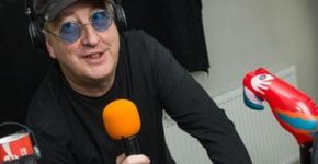 O trabalho deste inglês é discotecar em funerais
