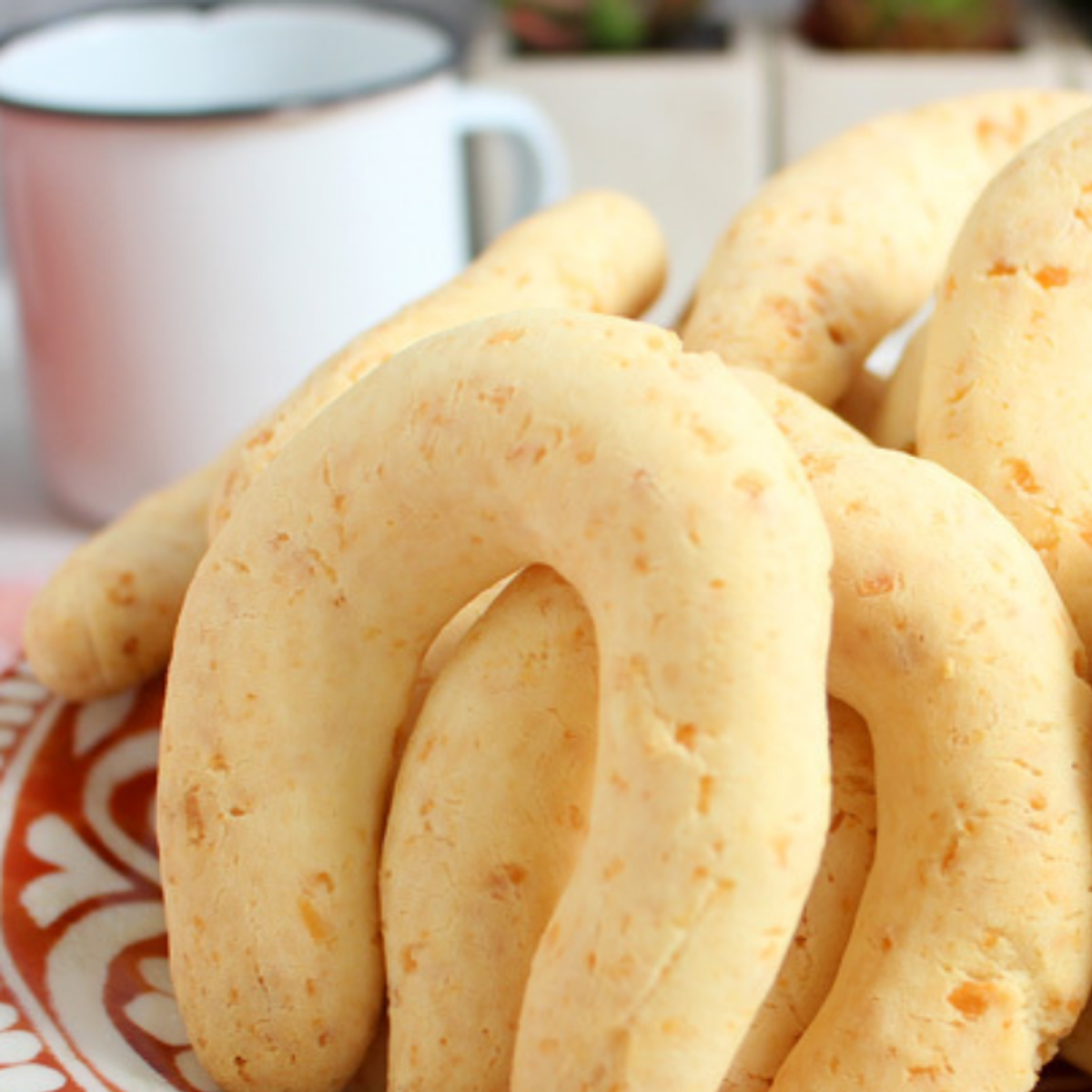 Biscoitinhos de queijo crocantes por fora e macios por dentro