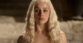 Emilia Clarke comemora nu frontal masculino em episódio de Game of Thrones