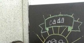 Estudantes escrevem frases motivacionais na porta de banheiros