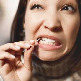 Featured mobile: Usar palito de dente parece inofensivo, mas pode prejudicar a gengiva; entenda