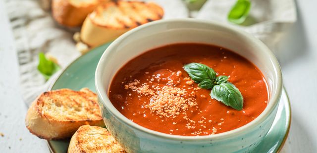 Essa sopa cremosa de tomate assado vai aquecer seu coração no frio