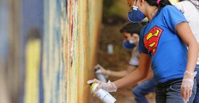 Grafiteiros conectam agricultura e arte em escolas da periferia