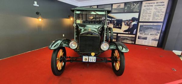 Movie Cars reúne acervo de mais de 50 carros, entre originbais e réplicas