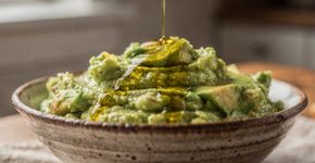 Os mexicanos concordam: “Para deixar o guacamole mais cremoso e com sabor equilibrado, o segredo é só adicionar um fio de azeite de oliva.”