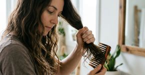 O pente parece um detalhe, mas desembaraçar o cabelo pela raiz pode aumentar a quebra: por que começar pelas pontas muda a forma de tirar os nós