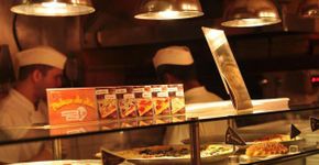É só escolher o sabor: pizza em pedaços na madrugada