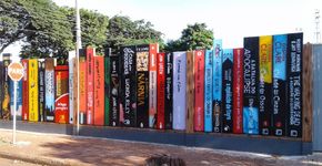 Colégio no Paraná faz muro incrível em forma de livros!