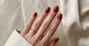 Conheça as cores clássicas de esmalte que transformam qualquer visual básico