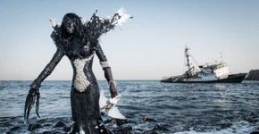 Fotógrafo produz série com figuras assustadoras feitas com lixo