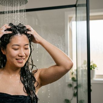 Featured mobile: Lavar o cabelo à moda coreana: 4 regras de ouro para fios saudáveis e cheios de vida