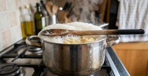 Por que colocar uma colher de madeira sobre a panela enquanto cozinha?