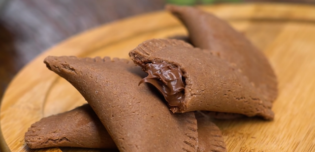 Pastelzinho de Nutella delicioso que fica pronto em 5 minutos