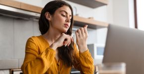 7 riscos de roer as unhas e como parar com esse hábito