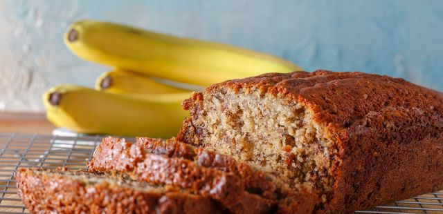 Pão de banana macio e aromático para aquele café