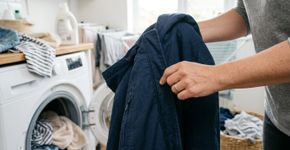 O velcro da roupa gruda em tudo dentro da máquina: fechar as duas partes antes da lavagem evita que os ganchos agarrem outros tecidos