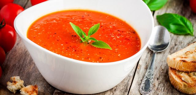 Sopa de tomate com toque de queijo de cabra irresistível