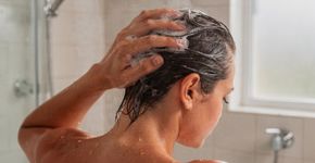 A ordem exata ao lavar o cabelo que garante fios perfeitos todos os dias
