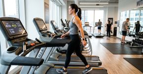 Por quantos minutos deve durar a caminhada na esteira para queimar gordura, fortalecer as pernas e melhorar a saúde cardiovascular?