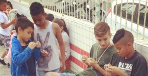 Meninos de uma escola em Santa Catarina fazem crochê no recreio