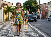 Featured side: Carregar sacolas de supermercado parece um esforço comum, mas pode ajudar a preservar força muscular quando feito regularmente