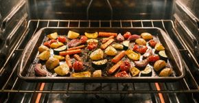 Não coloque os legumes amontoados na assadeira: cozinheiros deixam espaço entre os pedaços para que dourem e caramelizem em vez de cozinharem no próprio vapor