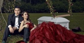 Noivos funerários fazem fotos para álbum de casamento em caixão