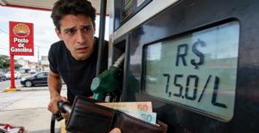 Quantos litros de gasolina você precisa economizar pra sobrar um salário mínimo no fim do ano