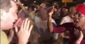 Manifestantes comemoram prisão de Lula em frente à sede da PF