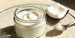 Mistura potente de creme caseiro para estrias com óleo de coco e vaselina
