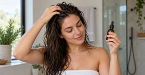 Cabeleireiros e dermatologistas concordam: “O óleo de alecrim para cabelo, aplicado após o banho com uma massagem no couro cabeludo, fortalece os fios e estimula o crescimento.”