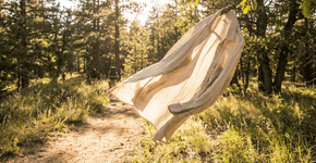 O tecido leve que os antigos nômades usavam para cruzar o Saara hoje em dia mantém os viajantes modernos secos mesmo em climas muito abafados