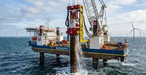 Um martelo de 700 toneladas foi criado para cravar fundações gigantes de turbinas eólicas no fundo do mar, e seus golpes de 7.500 kJ mostram a escala das obras offshore