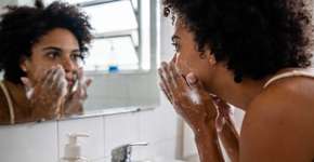 Sua pele é oleosa? Veja quais ativos não podem faltar no seu sabonete facial