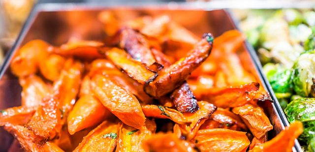 Cenoura caramelizada: o acompanhamento que ninguém espera, mas sempre pedem a receita depois