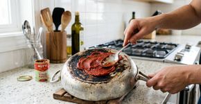 Se você queimou o fundo da frigideira passe um pouco de extrato de tomate nela e perceba como cuidar da casa fica muito mais fácil