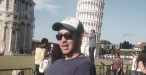 Este cara deu uma zoada na foto de vários turistas lá na Itália