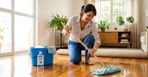 Uma colher num balde de água e o chão fica limpo durante semanas: o truque italiano faz a superfície brilhar como um espelho