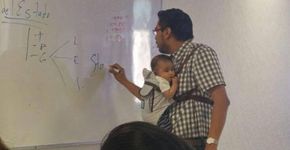 Acolhimento: professor carrega bebê para que aluna anote a aula