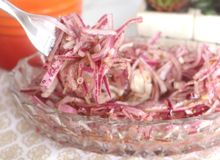 Featured side: Salada de cebola de churrascaria: o acompanhamento fácil que combina com tudo