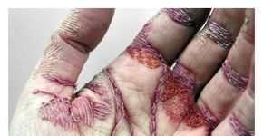 Artista costura a própria mão em obra