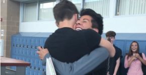 Jovem hétero convida amigo gay para acompanhá-lo em festa de formatura